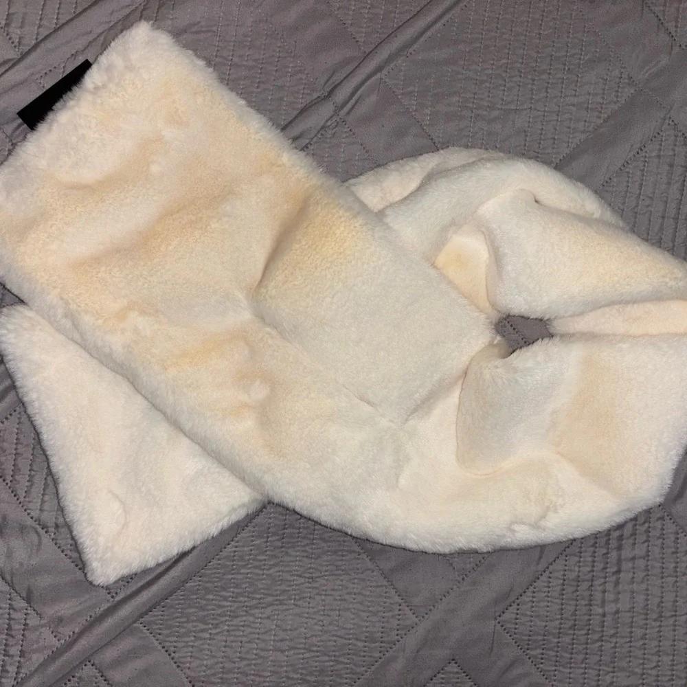 Apparis Cream Colored Scarf